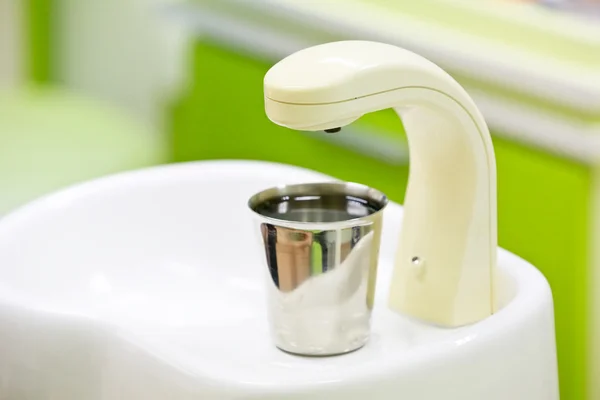 Waschbecken in einer Zahnarztpraxis, Wasserhahn — Stockfoto