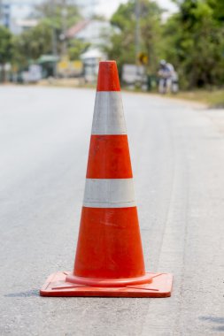 Yolda yerleştirilen trafik koni