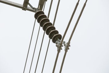 115 kilovolts, çizgi ve süspansiyon yalıtkan bir faz