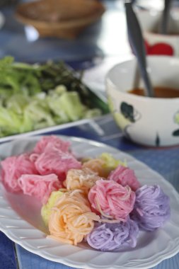 Tay erişte köri ve sebze, kano ile yemiş, renkli