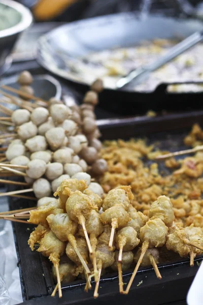 串揚げ肉と棒のボール,アジアのストリートフード — ストック写真
