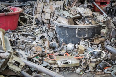 İkinci el makine dükkanda eski makine parçaları