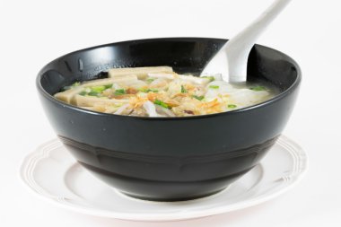 Vietnamca pho kase bo, soğan ve çil ile servis şehriye çorbası