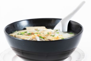 Vietnamca pho kase bo, soğan ve çil ile servis şehriye çorbası