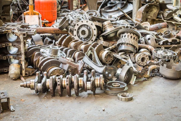 İkinci el makine dükkanda eski makine parçaları