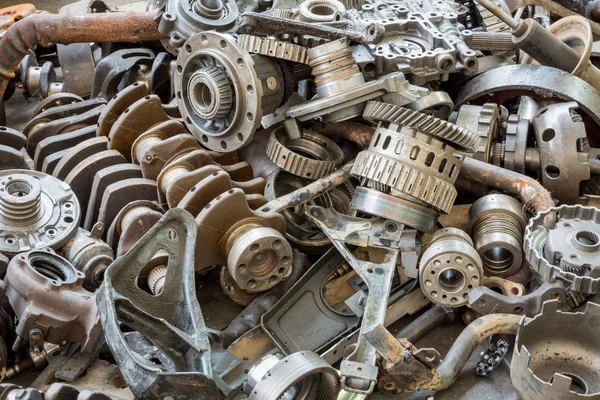 İkinci el makine dükkanda eski makine parçaları