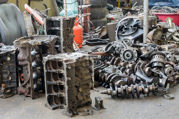 Piezas de máquinas antiguas en taller de maquinaria de segunda mano —  Fotos de Stock