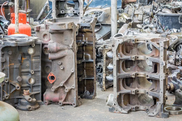 İkinci el makine dükkanda eski makine parçaları