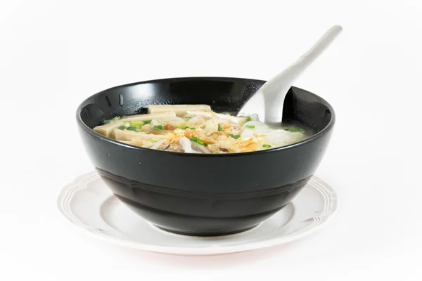 Vietnamca pho kase bo, soğan ve çil ile servis şehriye çorbası