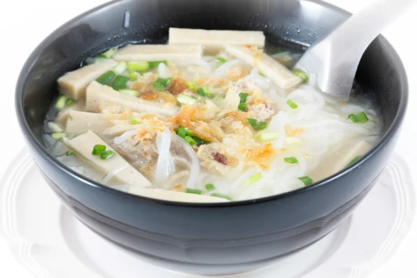 Чашка вьетнамской пхо-бо, суп с лапшой, подаваемый с луком и карандашом — стоковое фото
