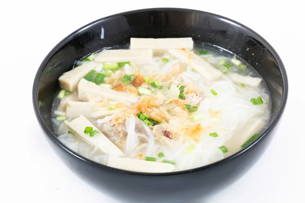 Чашка вьетнамской пхо-бо, суп с лапшой, подаваемый с луком и карандашом — стоковое фото