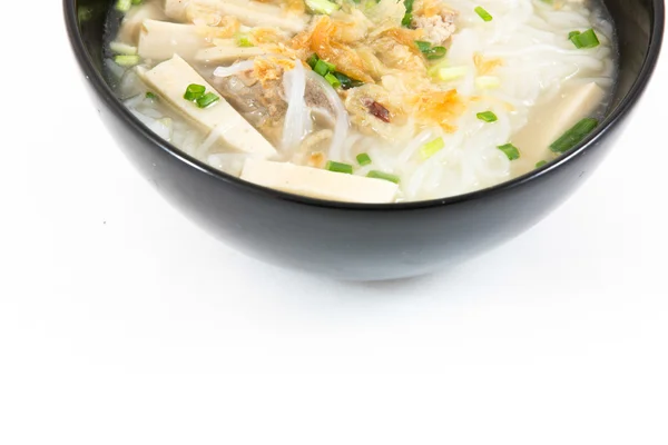 Miska z Vietnamci pho bo, nudlová polévka podávaná s cibulí a cil — Stock fotografie