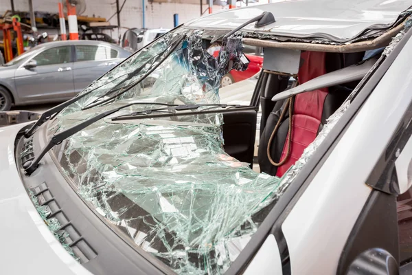 The broken windshield in car accident — Stock Photo, Image