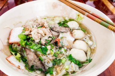 Domuz noodle baharatlı çorba Tay tarzında tom yum