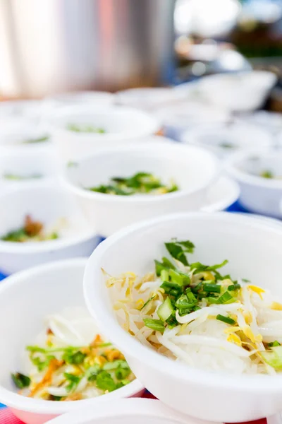 Fideos de arroz en cuenco de espuma — Foto de Stock