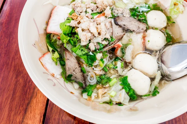 Nouilles de porc soupe épicée style thaï tom yum — Photo
