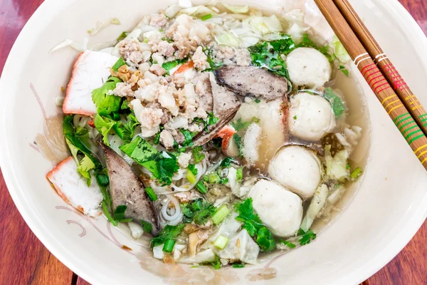 Свиная лапша пряный суп тайский стиль том ням — стоковое фото