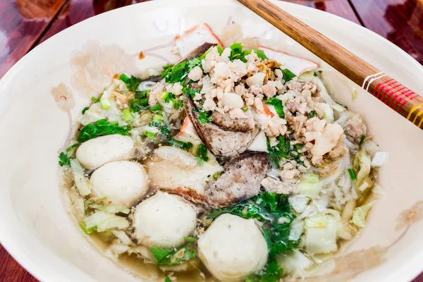 Vepřové nudle pikantní polévka thajské stylu tom yum — Stock fotografie