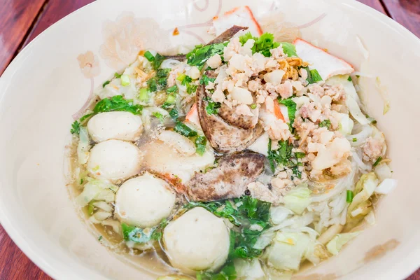 Nouilles de porc soupe épicée style thaï tom yum — Photo