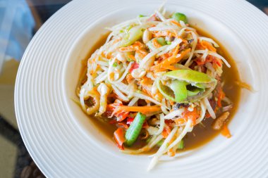 Tay papaya salatası, Som tum.