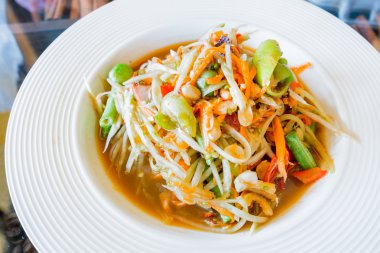 Tay papaya salatası, Som tum.