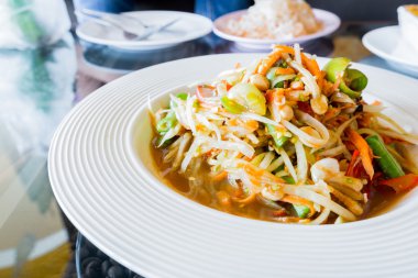 Tay papaya salatası, Som tum.