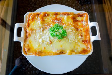 kıyma bolognese sos ile yapılan geleneksel lazanya tepesinde