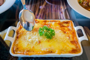 kıyma bolognese sos ile yapılan geleneksel lazanya tepesinde