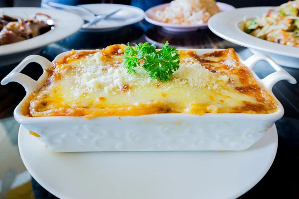 Traditionell lasagne med köttfärs köttfärssås toppad — Stockfoto