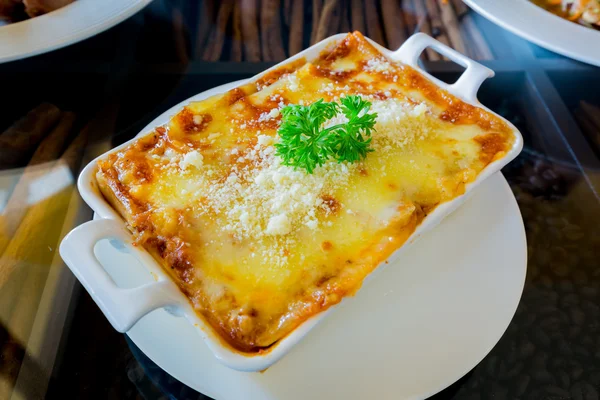 kıyma bolognese sos ile yapılan geleneksel lazanya tepesinde