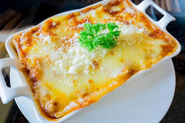 Traditionell lasagne med köttfärs köttfärssås toppad — Stockfoto