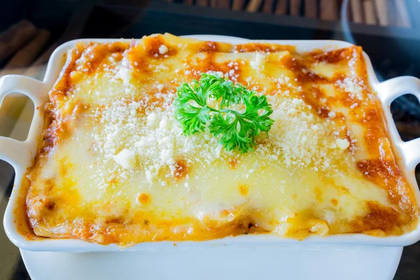 Traditionell lasagne med köttfärs köttfärssås toppad — Stockfoto