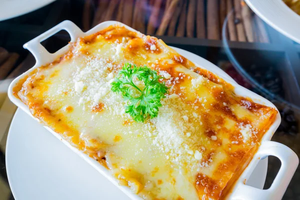 kıyma bolognese sos ile yapılan geleneksel lazanya tepesinde