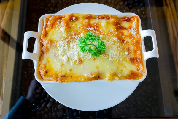 kıyma bolognese sos ile yapılan geleneksel lazanya tepesinde