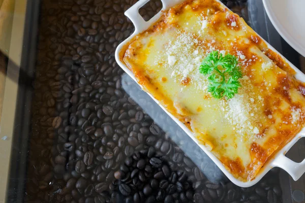 Tradycyjna lasagne z sosem bolognese mielonego mięsa wołowego na szczycie — Zdjęcie stockowe