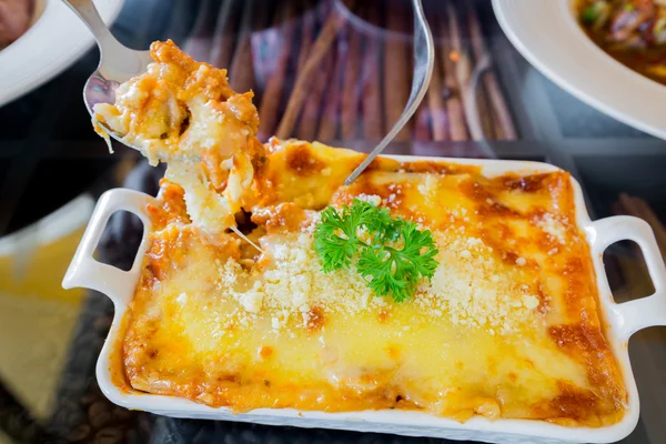 kıyma bolognese sos ile yapılan geleneksel lazanya tepesinde