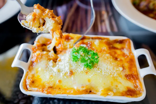 Traditionell lasagne med köttfärs köttfärssås toppad — Stockfoto