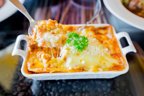 Traditionell lasagne med köttfärs köttfärssås toppad — Stockfoto