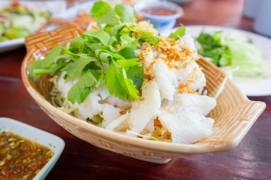 Dilim kızarmış sarımsak ile balık buğulama Tepesi ve baharatlı sos.