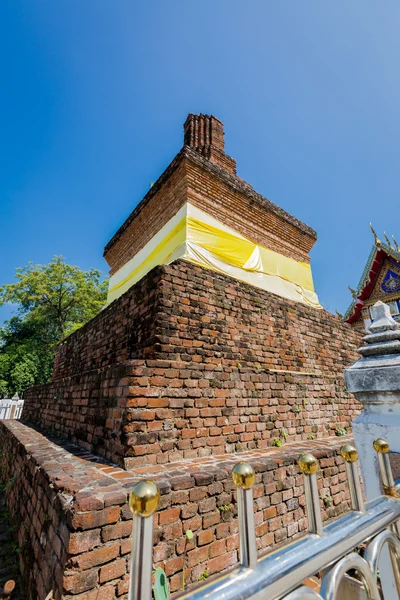 Древняя пагода храма Ват Пхет в Пхетчабуне, Таиланд — стоковое фото