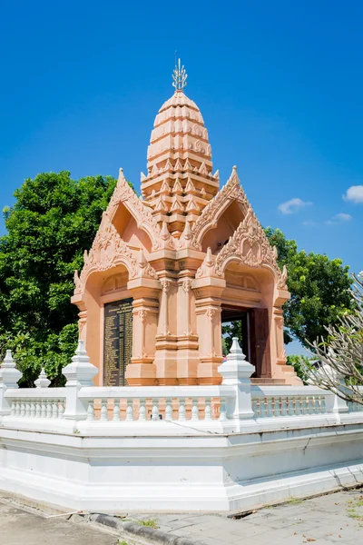 Древняя пагода храма Ват-Трипхум в Пхетчабуне, Таиланд — стоковое фото