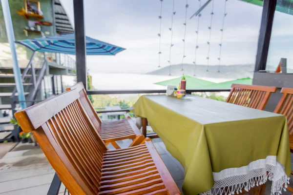 Hermosa vista del restaurante rodeado de niebla y montañas — Foto de Stock