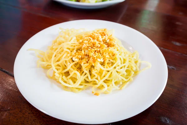 Fideos con puerros estofados . — Foto de Stock