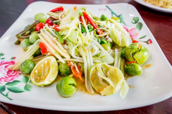 Green papaya salad Thai cuisine spicy delicious,SOM TAM. — Stock Photo, Image