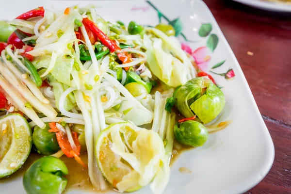 Zielona sałatka z papai pikantne dania kuchni tajskiej pyszne, Som Tam. — Zdjęcie stockowe