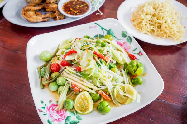 Yeşil papaya Salatası Tay mutfağının baharatlı lezzetli, Som Tam. — Stok fotoğraf