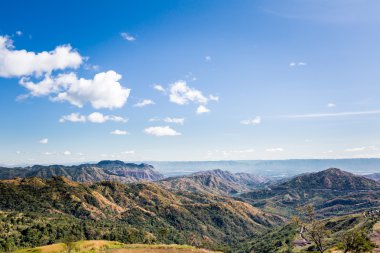 Renkli orman ile sonbahar dağda