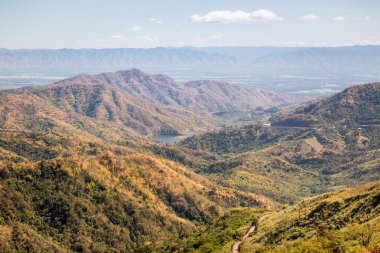 Renkli orman ile sonbahar dağda