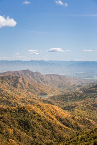 De berg in de herfst met kleurrijke forest — Stockfoto