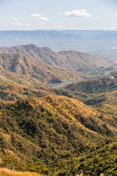 De berg in de herfst met kleurrijke forest — Stockfoto